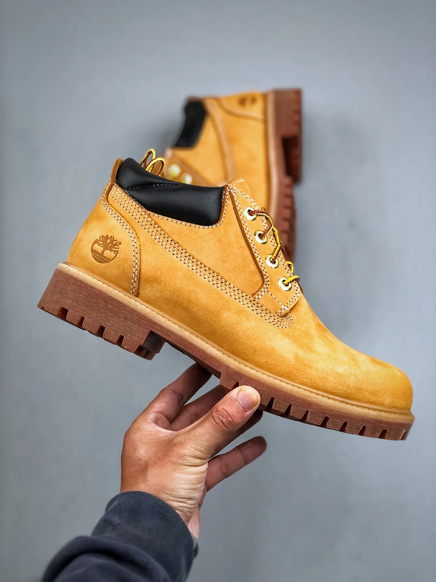 Local self-pickup 💰700 supports store placement, you can get the pure and original top quality, one-to-one original development version, Timberland, not bad at kicking/classic mid-top yellow 23061 Produced by the original channel of Zhongshan Baoyuan, the top-notch technology is newly upgraded, it can be called a genuine copy machine, the original imported waterproof leather, the original anti-counterfeiting label, the purple light can be scanned, the computer sewing line, the four lines are aligned, the horizontal folding is dynamic and water-repellent, the top genuine consistent injection molding process Art Rubber non-slip outsole resists cold and cracks Authentic and consistent all-leather collar/lining/shoes Equipped with anti-fatigue shock-absorbing honeycomb insole Highly comfortable Full set of original packaging accessories (comes with shoelaces, cleaning eraser, and counter bag) Size: 35 36 37 38 39 39.5 40 41 42 43 44 45 Men’s size runs one size larger